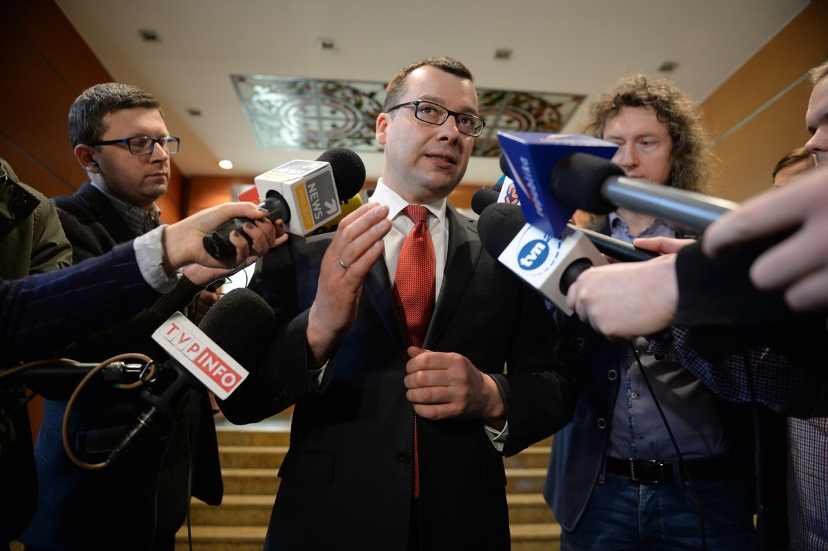 Rzecznik Prokuratury Okręgowej w Warszawie podczas konferencji prasowej poświęconej przeszukaniu w domu byłego ministra sportu i b. sekretarza generalnego PO Andrzeja B.