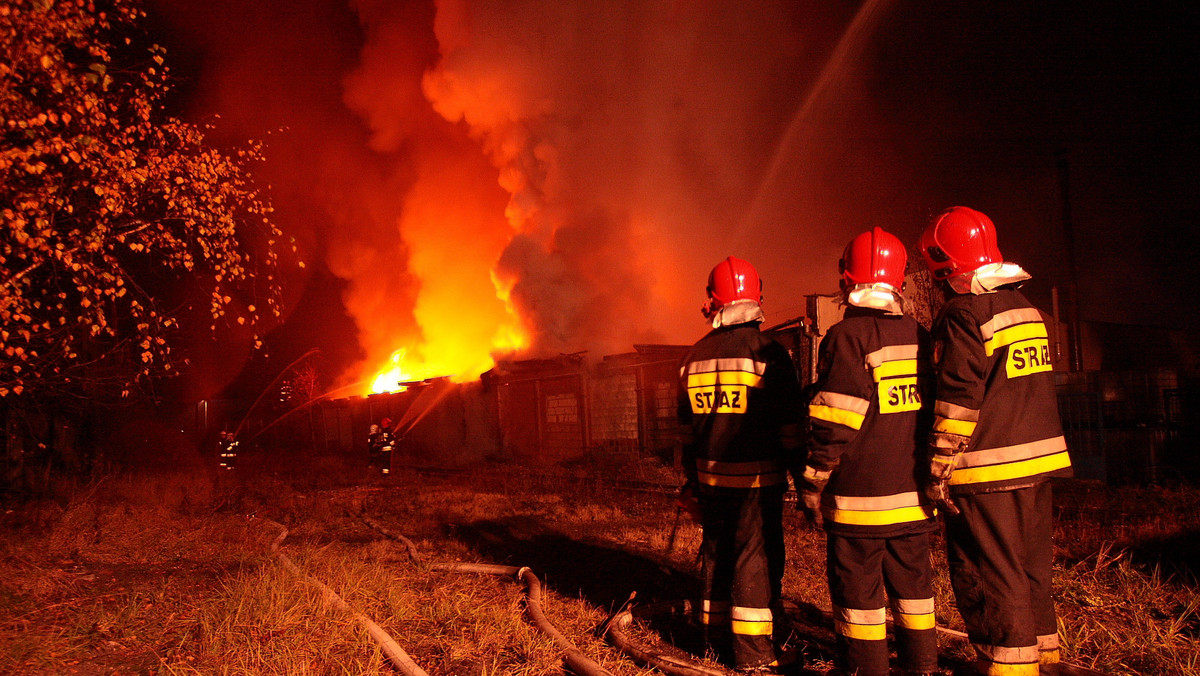 Prawdopodobnie do wtorku potrwa dogaszanie pożaru w Zakładzie Utylizacji Odpadów w Czempiniu (Wielkopolskie). Ranne zostały cztery osoby; stan dwóch poparzonych osób jest poważny.