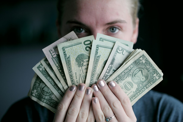 Kobiety zarabiają mniej, ale rozważniej zarządzają pieniędzmi niż mężczyźni.