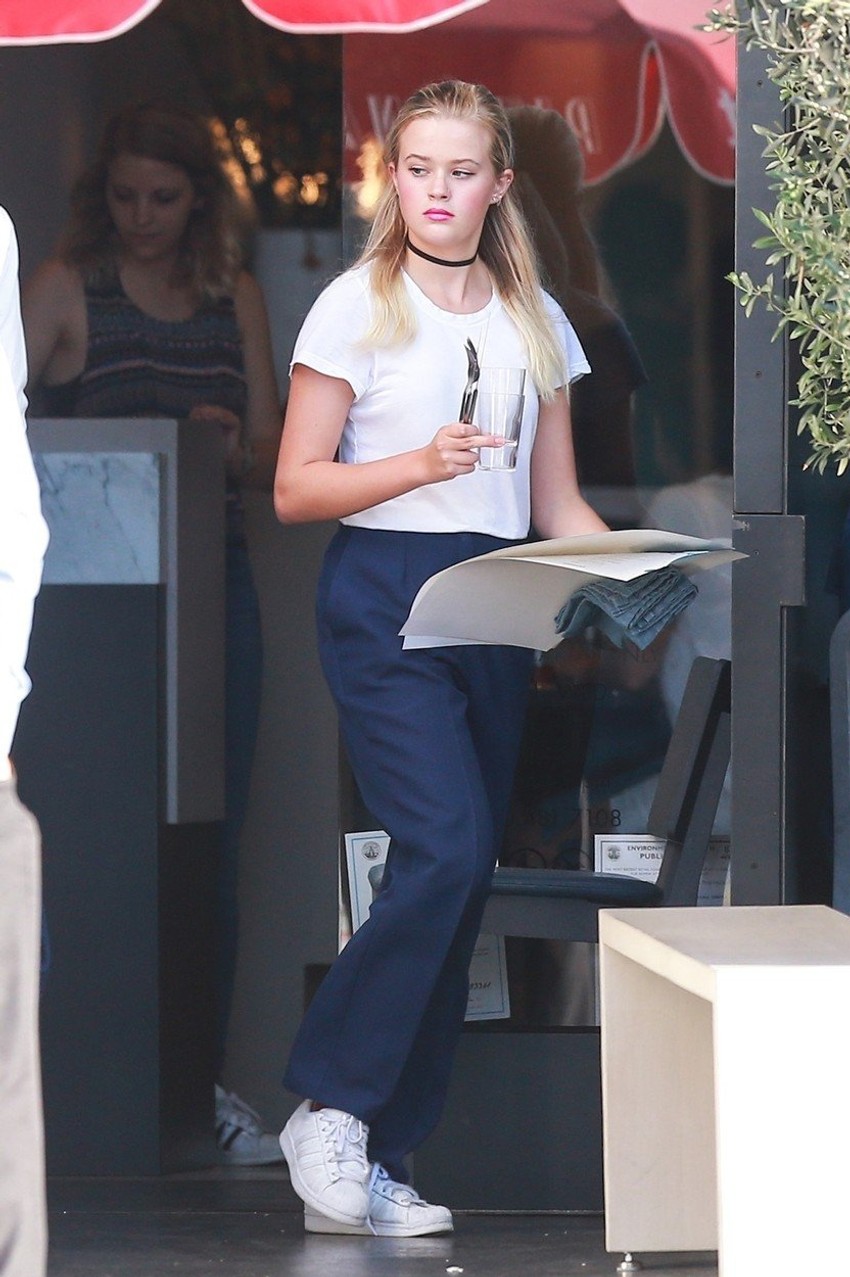 Ava radi u restoranu