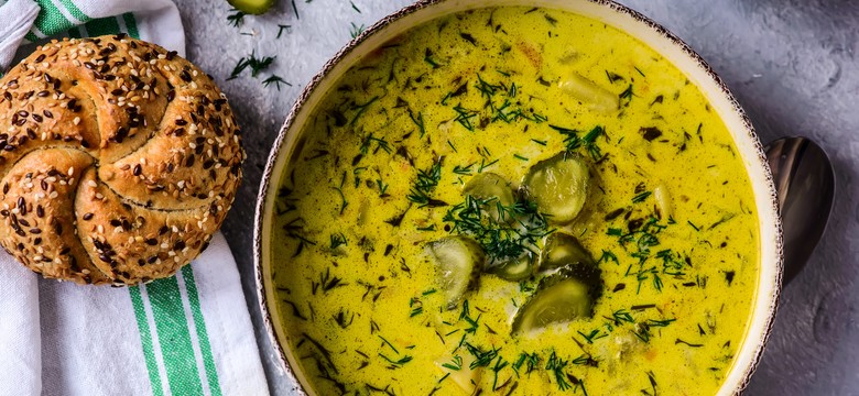 Zupa na zielonych ogórkach. Zaskakująco smaczny przepis Ewy Wachowicz