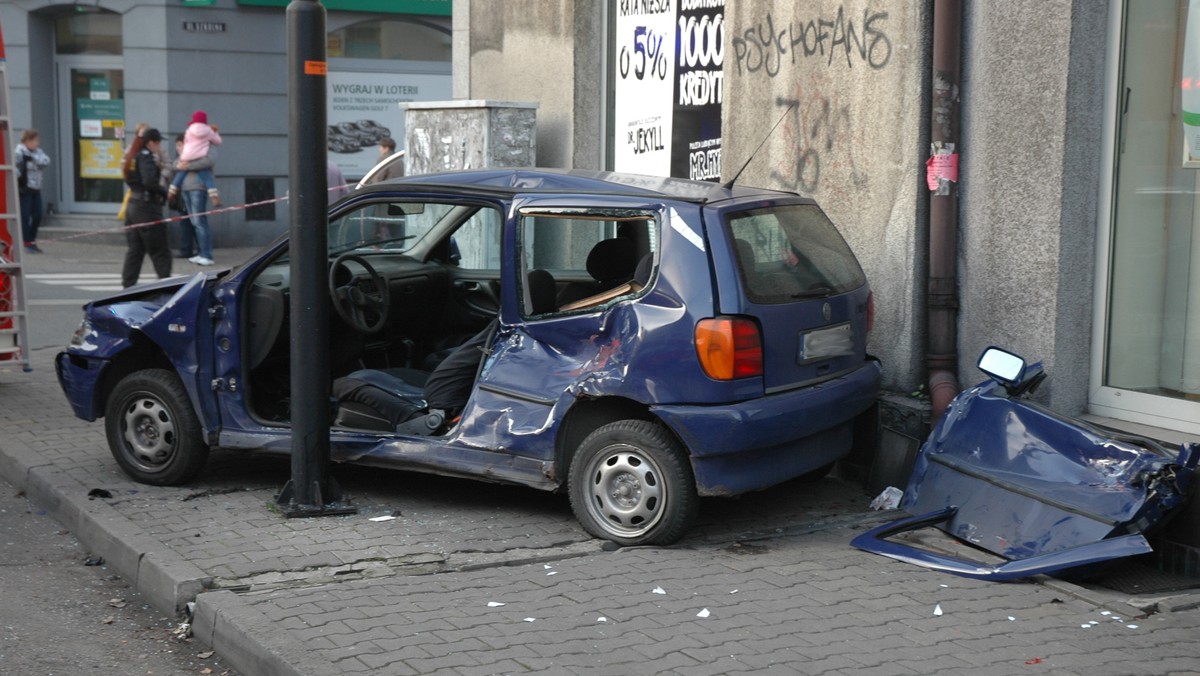 Na skrzyżowaniu ul. Katowickiej i ul. Szkolnej w Świętochłowicach doszło do bardzo groźnie wyglądającej kolizji. Volkswagen golf zderzył się z tramwajem. Na szczęście nikt nie odniósł obrażeń.