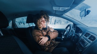 Zakaz nagrzewania auta przed jazdą. Kierowcy muszą ubierać się na cebulkę i zabierać ciepły termos