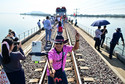 "Pływający pociąg" w okolicach zapory Pasak Jolasid, Tajlandia