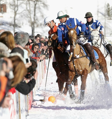 Cała zabawa polega na wbiciu piłki do bramki za pomocą kija