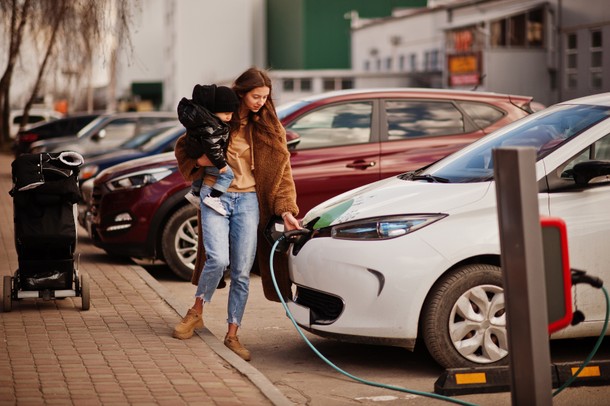 Podróżowanie autem elektrycznym wymaga starannego planowania miejsc, gdzie będzie można je naładować.