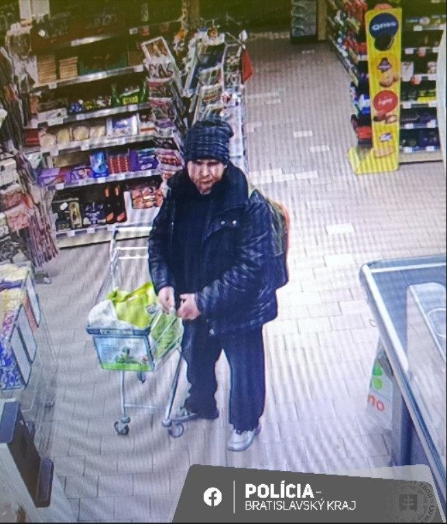 Polícia pátra po páchateľovi piatkového incidentu v potravinách v Bratislave.