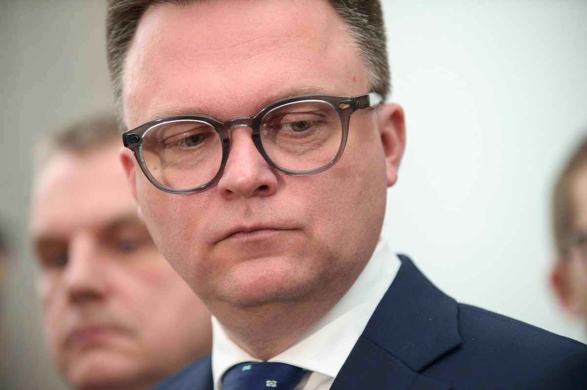 Marszałek Sejmu Szymon Hołownia podczas wypowiedzi dla mediów w Sejmie w Warszawie