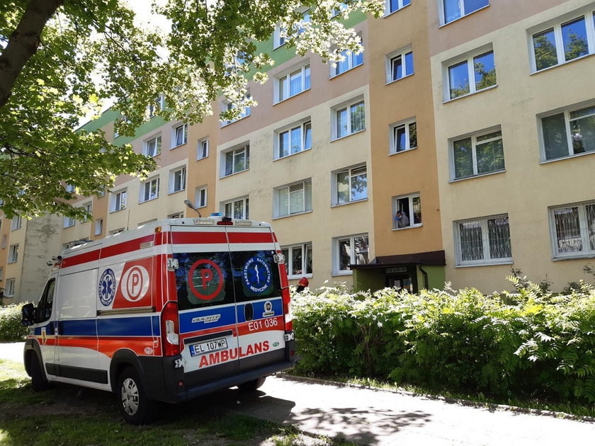 Kobieta uwięziona w mieszkaniu w Łodzi. Strażak wszedł przez okno