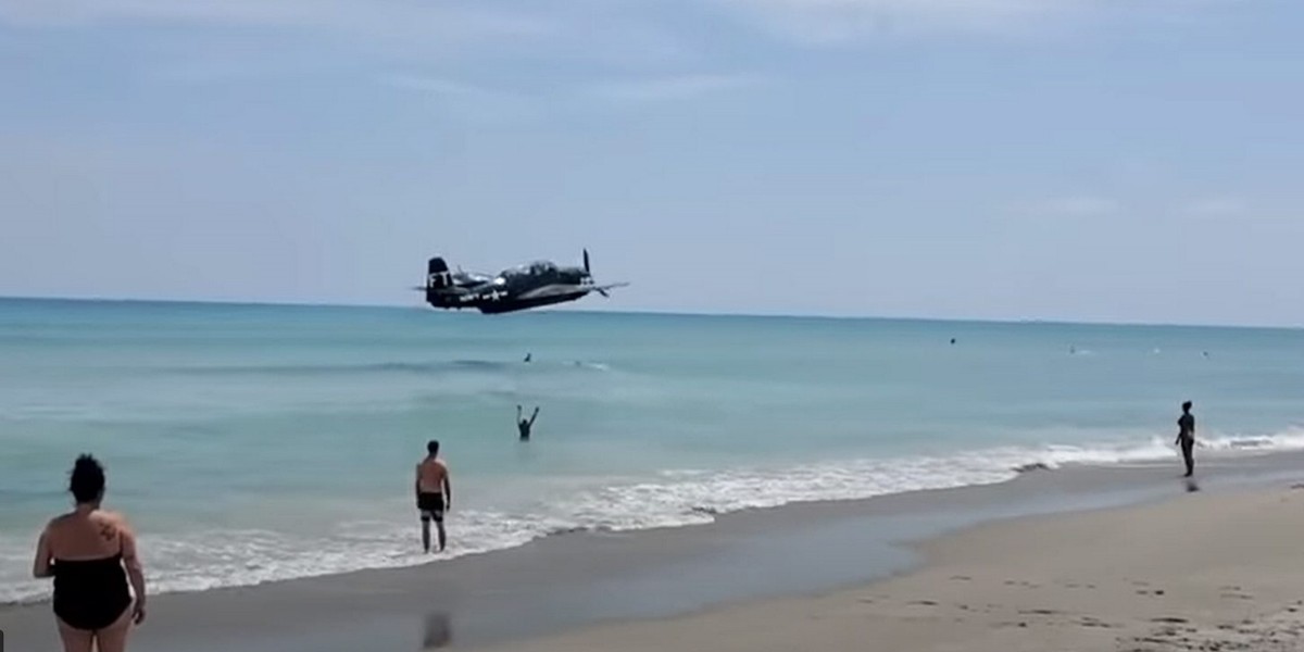 Dramat na pokazie lotniczym. Samolot lądował w oceanie. Pomiędzy ludźmi! [WIDEO]