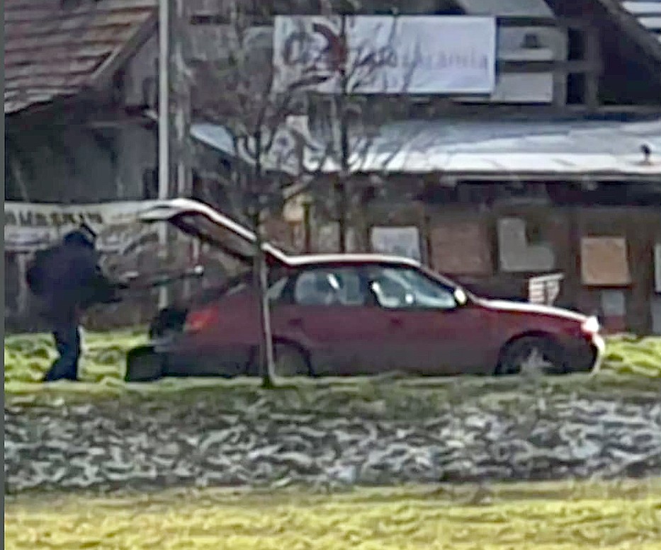 Egy, a közelben élő hölgy lefotózta, amint berakja a tolvaj a kocsiba a biciklit /Fotó: FACEBOOK