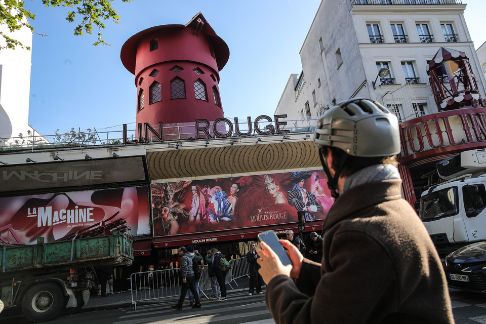 Zawalił się słynny wiatrak w kabarecie Moulin Rouge