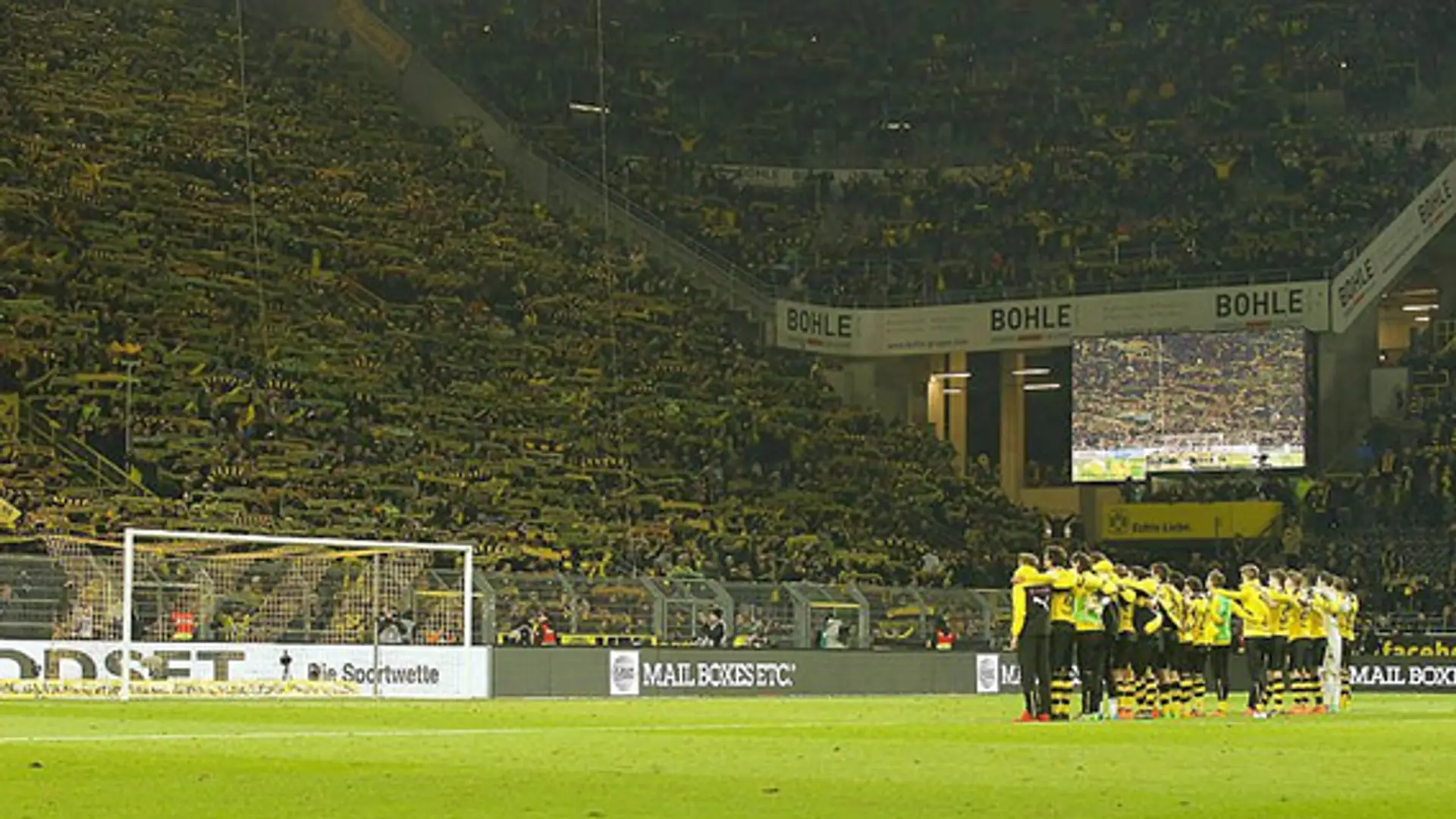 To jest siła futbolu. Cały stadion Borussii zaśpiewał dla kibica, który zmarł podczas meczu