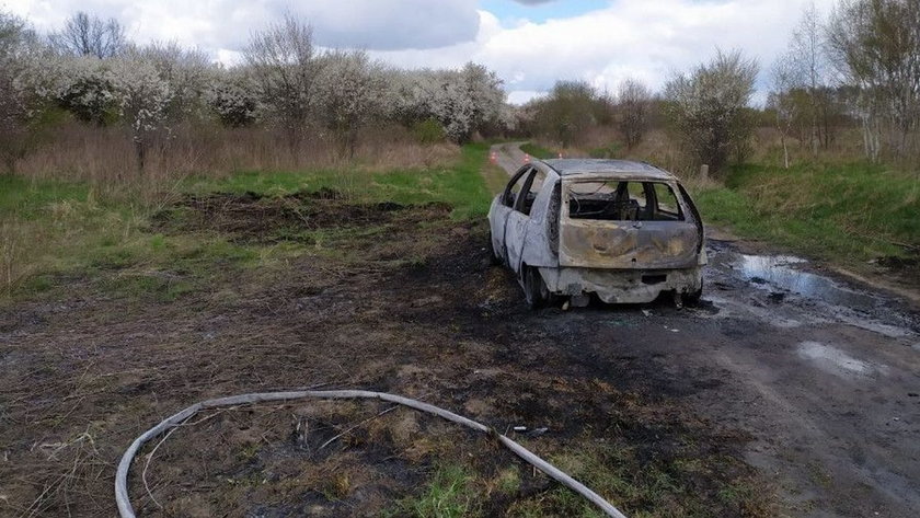 Pożar samochodu pod lasem. W środku znaleziono ciało