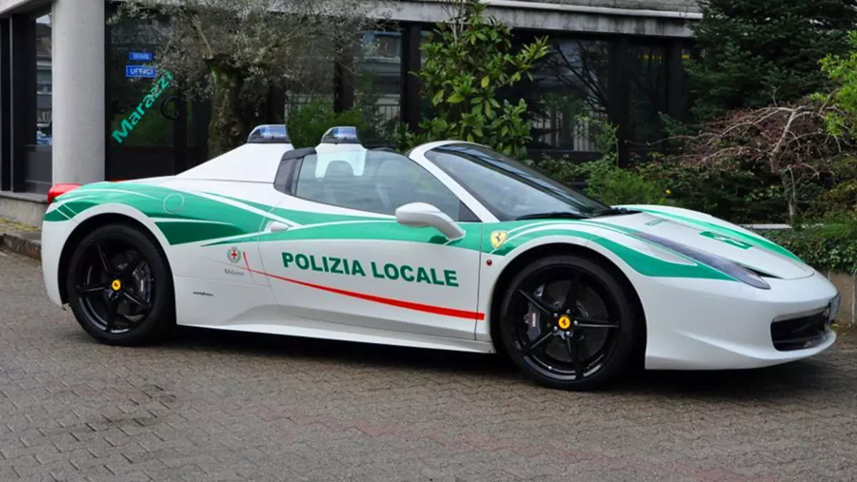 Policyjne Ferrari 458 Spider po mafii