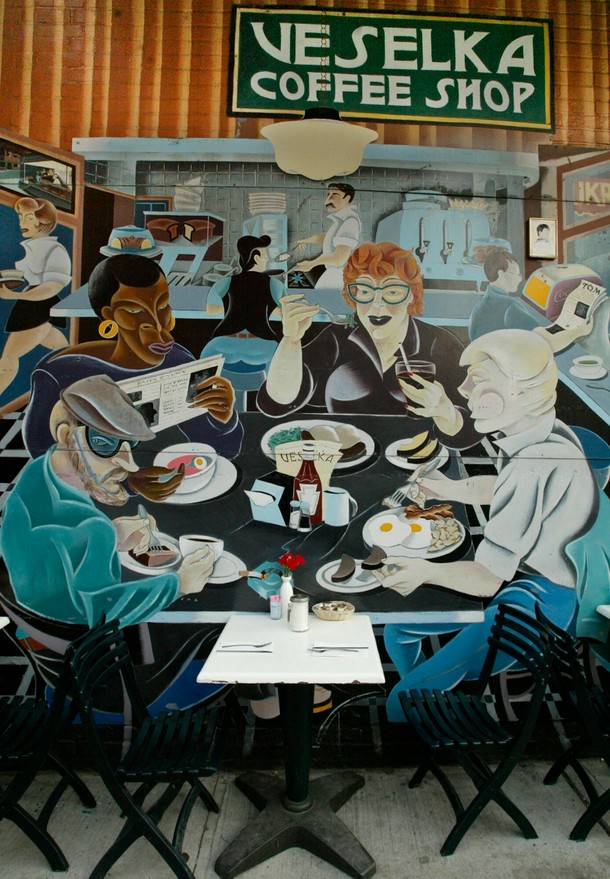 Mural w nowojorskiej East Village zapraszający do ukraińskiej restauracji Veselka istniejącej od 1954 r. 