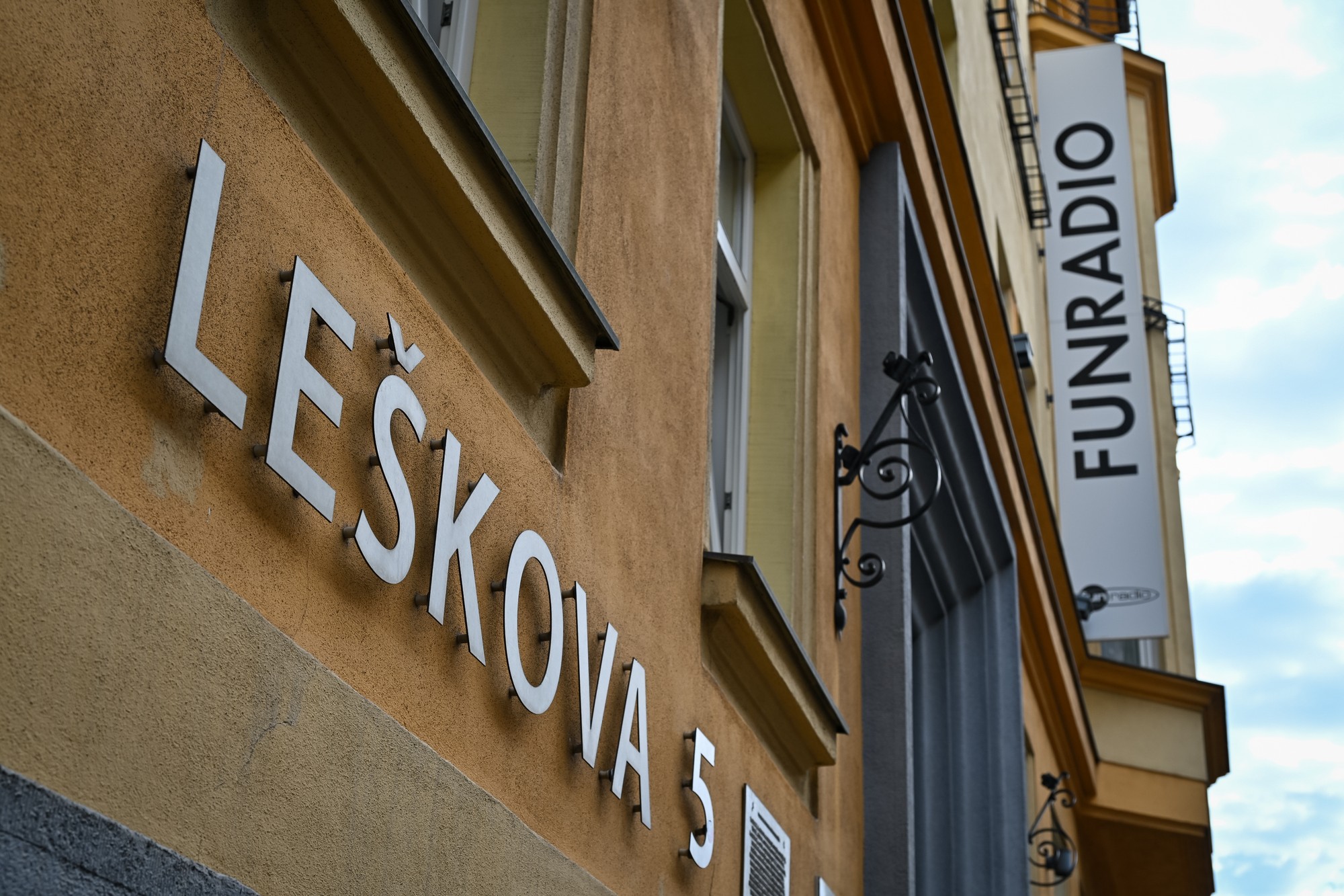 NAKA od rána zasahuje v približne desiatke firiem v Bratislave. Polícia zasahuje aj v budove na Leškovej 5 v centre Bratislavy, kde sídli viacero firiem Borisa Kollára.