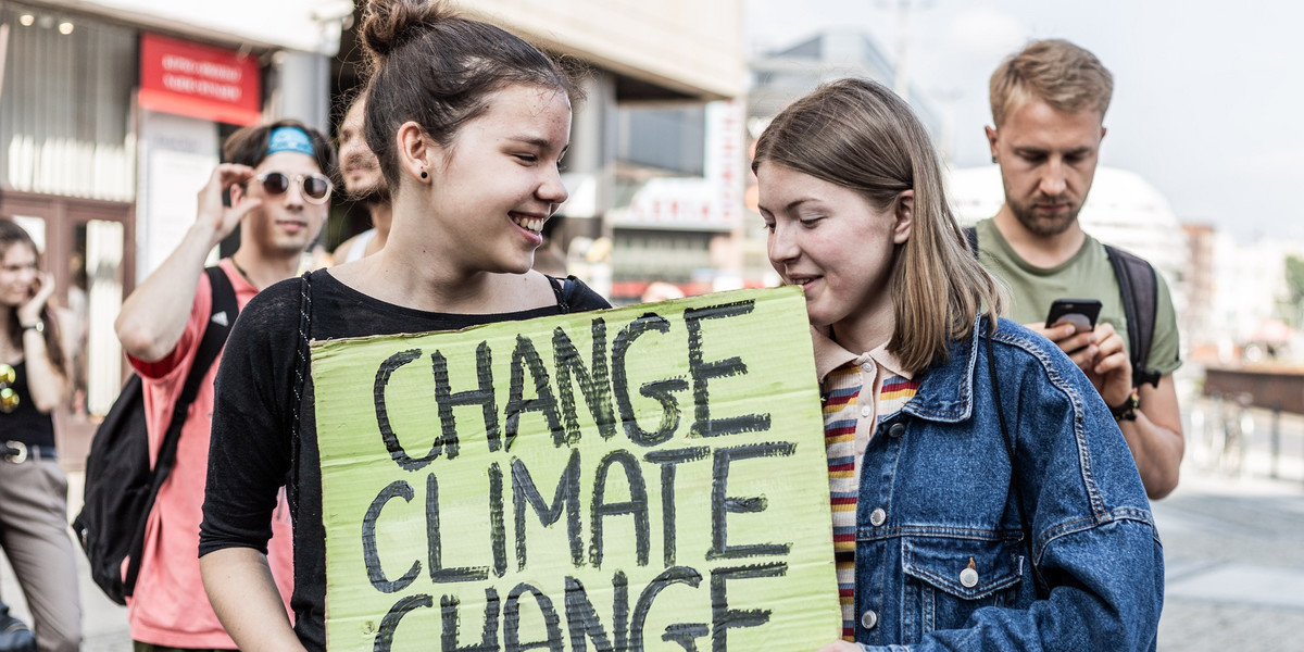 Młodzi ludzie protestujący we Wrocławiu przeciwko zmianom klimatu. Skutki tych zmian dostrzegają włoscy rolnicy.
