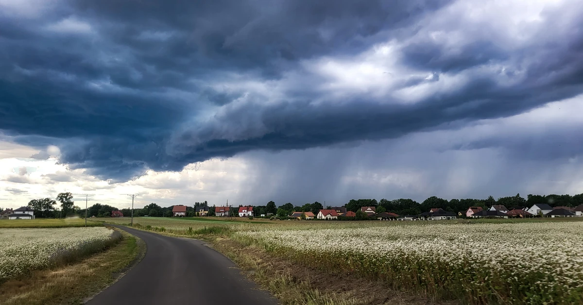 IMGW bije na alarm. Gwałtowne burze, grad i wiatr do 85 km/h. Gdzie będzie najgorzej?