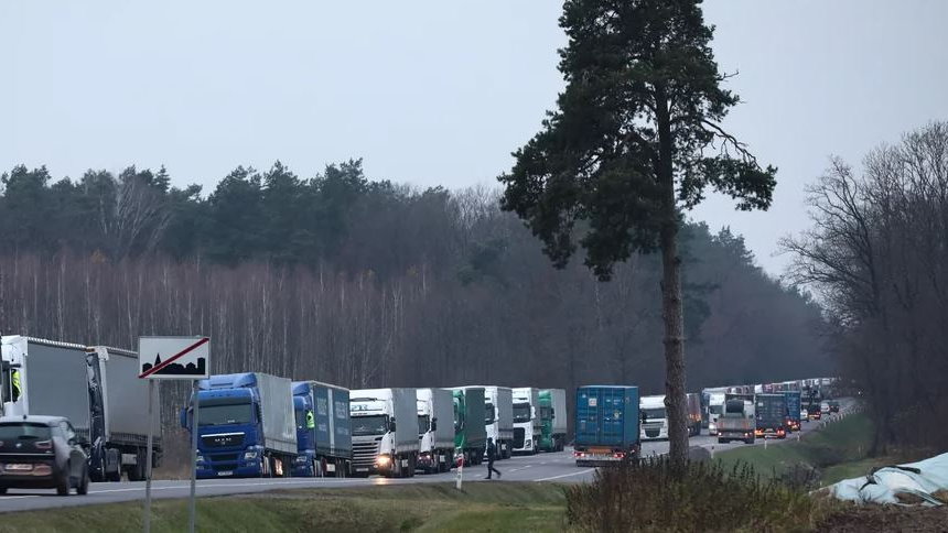 Kilkunastokilometrowa kolejka tirów do przejścia granicznego w Koroszczynie, 15.11.2021.