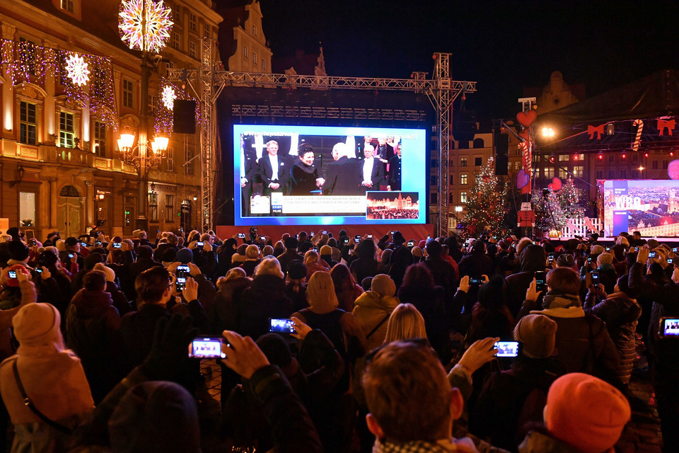 Mieszkańcy Wrocławia na wrocławskim rynku podczas transmisji z wręczenia Nagrody Nobla Oldze Tokarczuk