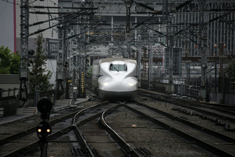 Teraz dzięki nowym składom dziewiczą trasę z 1964 roku, między Tokio i Osaką, pociągi szybkich kolei pokonują w zaledwie 2 godziny i 25 minut. To o 1 godzinę i 35 mln krócej od przejazdu z 1964 roku. <br><br> fot. EPA / KIMIMASA MAYAMA Dostawca: PAP / EPA.