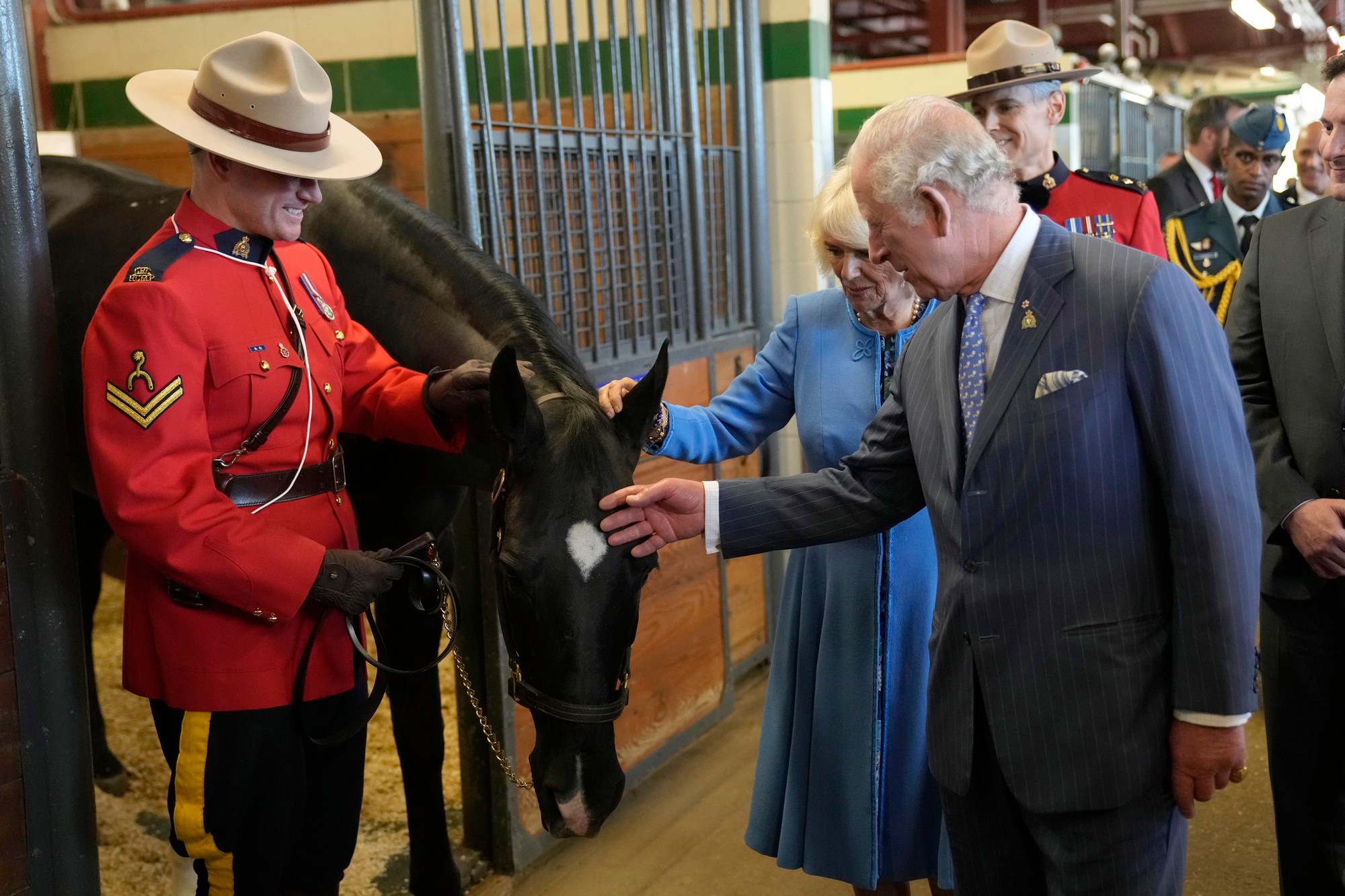 Britský princ Charles a jeho manželka Camilla, vojvodkyňa z Cornwallu počas návštevy Kráľovskej kanadskej jazdnej polície (RCMP) v Ottawe.