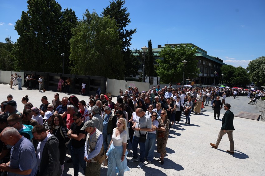 Dugački redovi ispred Hrama Svetog Save zbog pojasa Presvete Bogorodice