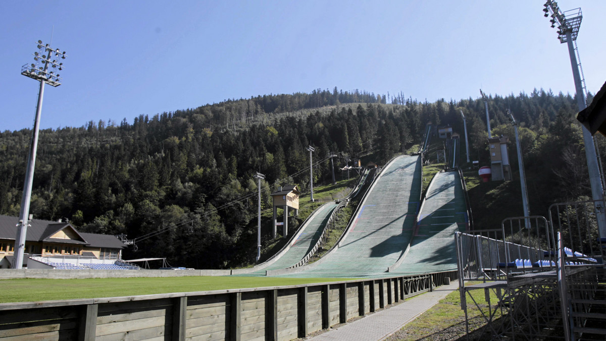 Prawdopodobnie w trzech polskich miastach odbędą się zawody zimowego Pucharu Świata w skokach narciarskich. Do Zakopanego i Wisły ma dołączyć także Szczyrk. Nową lokalizację wspiera Walter Hoffer.
