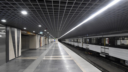 Kerekesszékeseknek vagy babakocsisoknak kész tortúra az átszállás: elbaltázták az Árpád hídi metróállomás felújítását