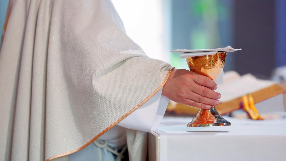 Jak mszę odprawia ksiądz alkoholik? Jest jeden warunek