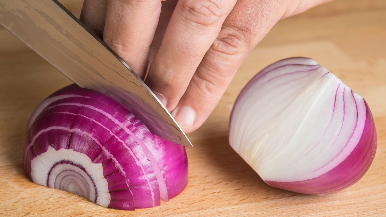 Cibuľa je základom mnohých jedál, no jej intenzívny zápach vie potrápiť každého kuchára. 