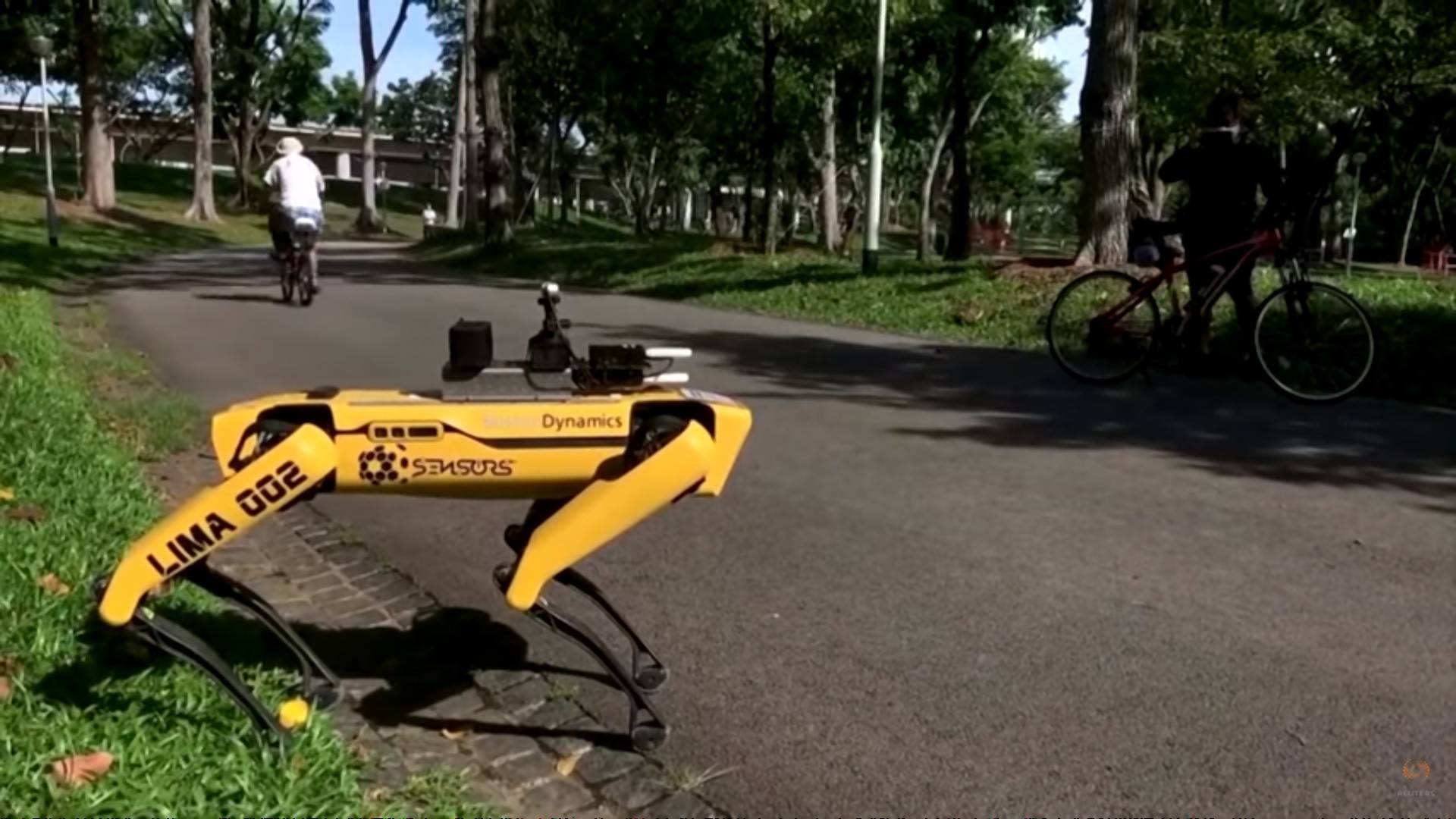 Szingapúrban robotkutyával akarják betartatni a parkokban a koronavírusos szabályozásokat - videó
