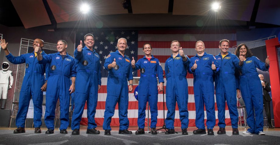 Dziewięciu astronautów, którzy będą latać w kosmos na pokładzie statków komercyjnych (od lewej): Victor Glover, Mike Hopkins, Bob Behnken, Doug Hurley, Nicole Aunapu Mann, Chris Ferguson, Eric Boe, Josh Cassada i Suni Williams