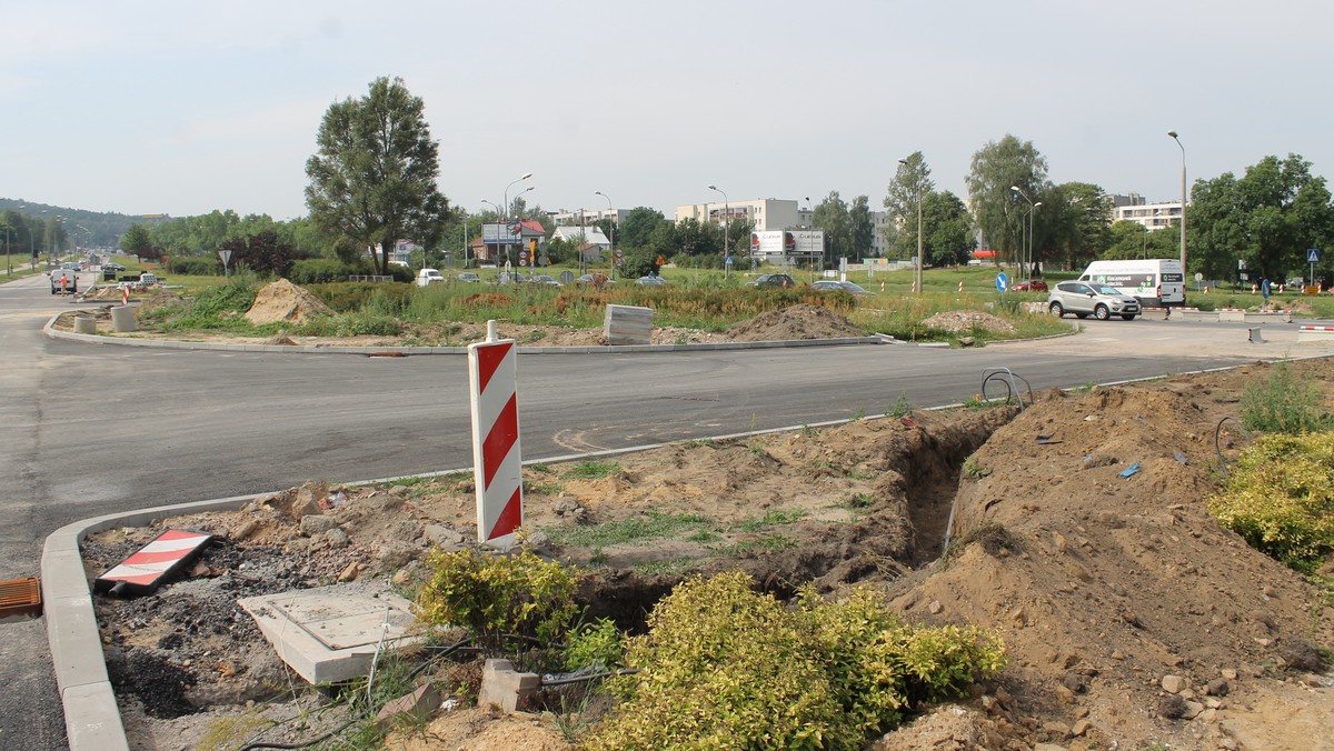 Uwaga kierowcy. Jeszcze dziś Skanska, a więc firma budująca ul. rtm. W. Pileckiego w Kielcach planuje wprowadzić zmiany w organizacji ruchu na skrzyżowaniu al. Popiełuszki i ul. Tarnowskiej oraz Wapiennikowej. Roszady są konieczne, bo warta ponad 40 mln zł inwestycja wkracza w kolejną fazę.