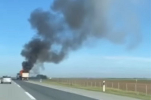 DRAMA NA AUTOPUTU ZA NOVI SAD Gori kamion nasred puta, crni dim kulja na sve strane (VIDEO)