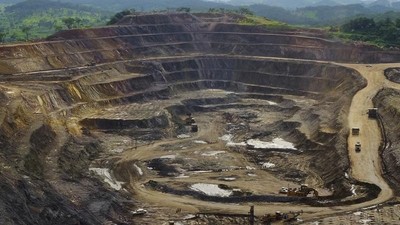 Excavators and drillers at work in an open pit at Tenke Fungurume, a copper and cobalt mine 110 km (68 miles) northwest of Lubumbashi in Congo's copper-producing south, owned by miner Freeport McMoRan, Lundin Mining and state mining company Gecamines, in a file photo. REUTERS/Jonny Hogg