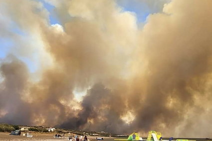 Płoną lasy na Rodos. Ewakuacja tysięcy osób, wiatr pogorszy problem