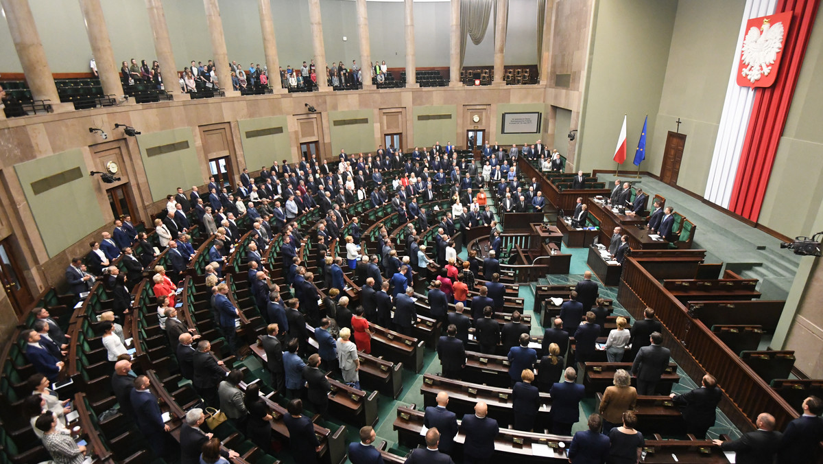 Sejm skierował dziś projekt nowelizacji ustawy o zakazie propagowania komunizmu lub innego ustroju totalitarnego przez nazwy budowli, obiektów i urządzeń użyteczności publicznej do rozpatrzenia przez sejmowe komisje - Administracji i Spraw Wewnętrznych oraz Samorządu Terytorialnego i Polityki Regionalnej.