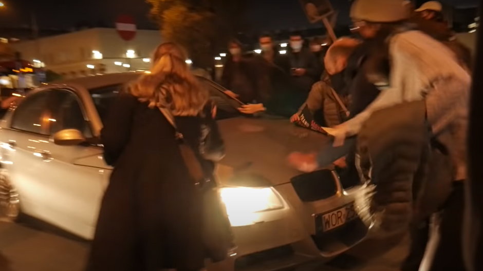 Warszawa: mężczyzna, który wjechał w protestujące kobiety to funkcjonariusz ABW