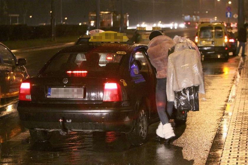 Agnieszka Frykowska w masce na twarzy.