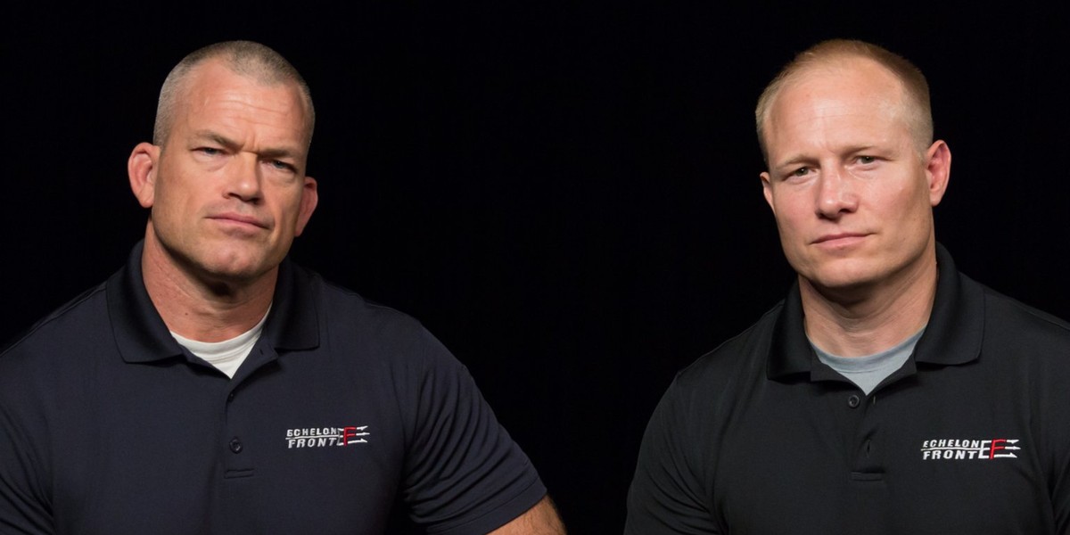 Jocko Willink i Leif Babin są byłymi komandorami marynarki wojennej USA oraz współzałożycielami Echelon Front