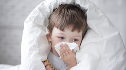 Przeziębienie u dzieci. Mity, w które rodzice niepotrzebnie wierzą