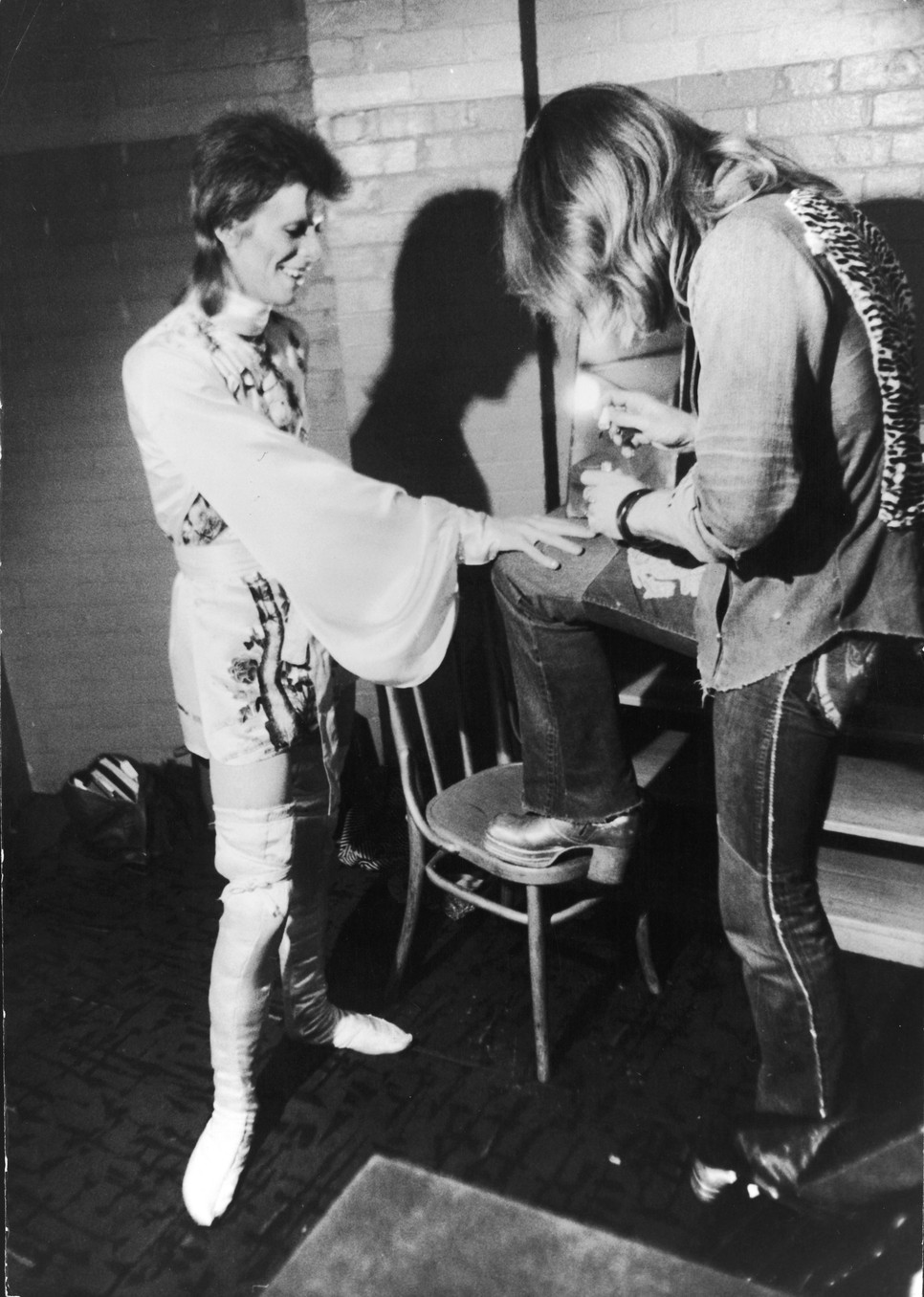 Pierre La Roche sminkes készíti fel David Bowie-t a fellépésre 1973-ban