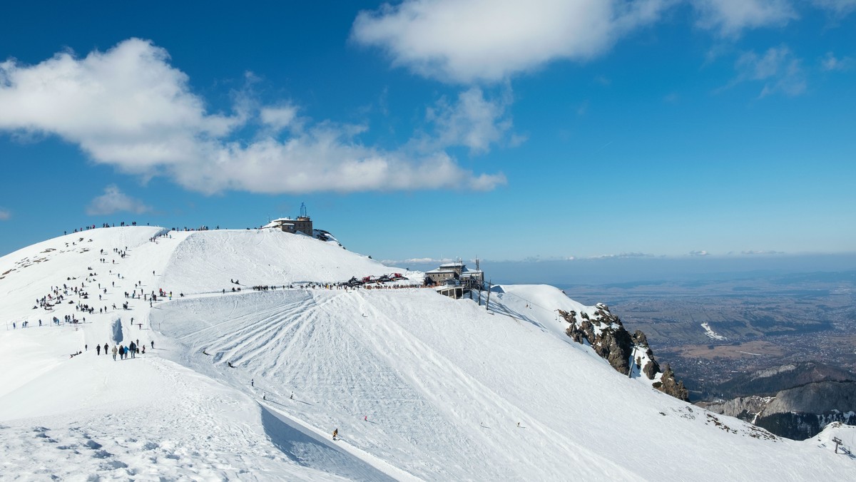 Kasprowy Wierch w Tatrach (1987 m n.p.m.) – widok na stację TOPR i budynek kolejki linowej.