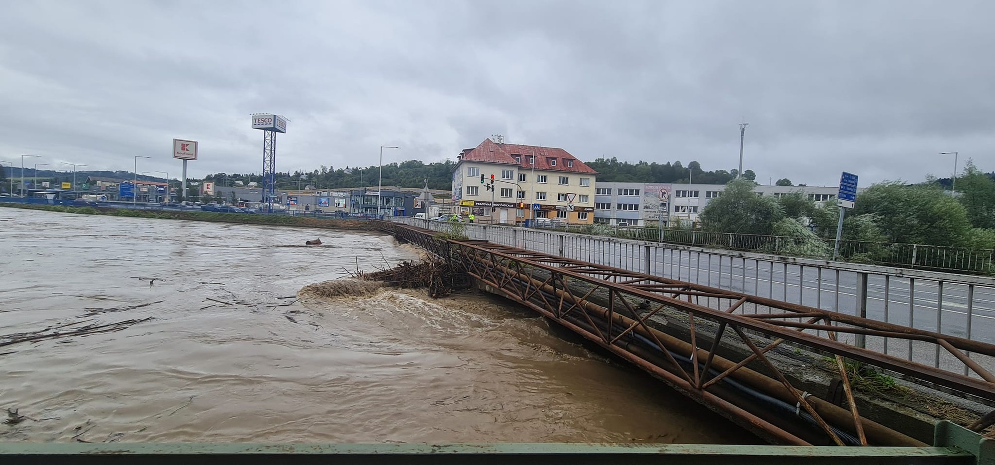 V Čadci uzavreli most.