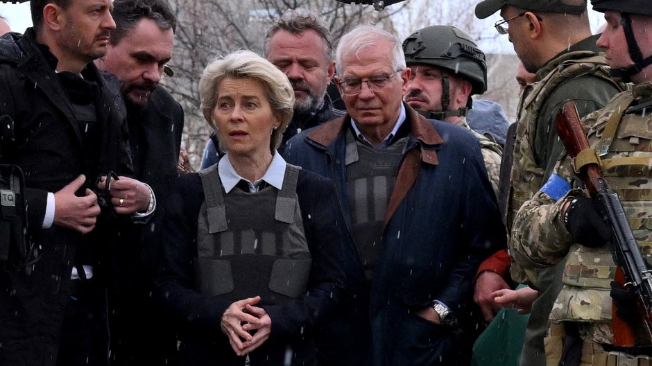 Przewodnicząca Komisji Europejskiej Ursula von der Leyen, premier Słowacji Eduard Heger i wysoki przedstawiciela UE do spraw zagranicznych i polityki bezpieczeństwa Josep Borrell w Buczy, Ukraina, 8 kwietnia 2022 r.