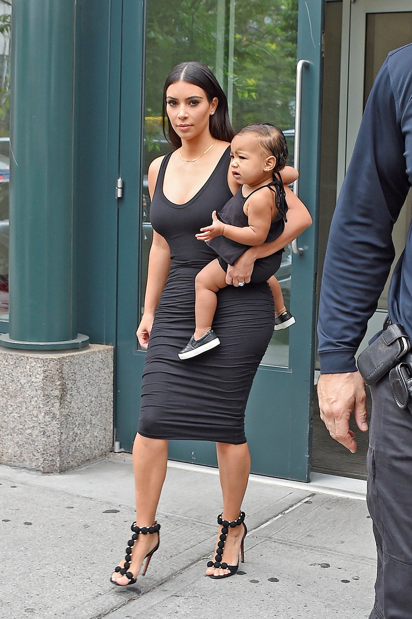 North West na ramionach u Kim Kardashian