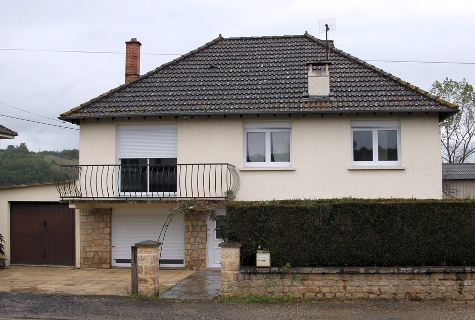 Kuća bračnog para koji je devojčicu držao u gepeku automobila