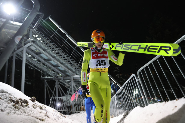 Kamil Stoch podczas treningu przed kwalifikacjami do zawodów Pucharu Świata w skokach narciarskich